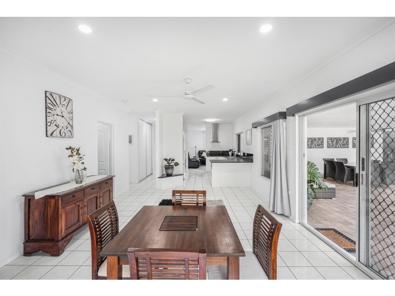 1 Tuffley Close, Kanimbla QLD 4870