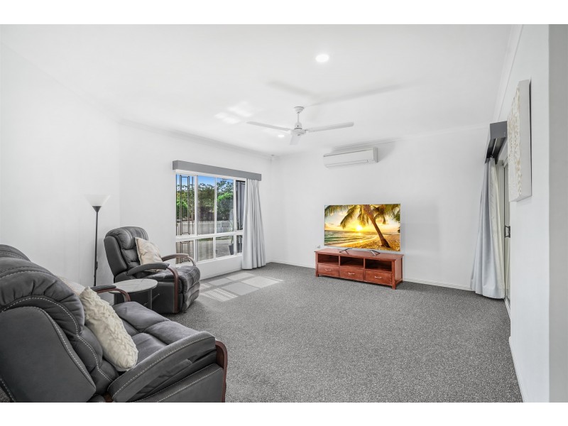 1 Tuffley Close, Kanimbla QLD 4870