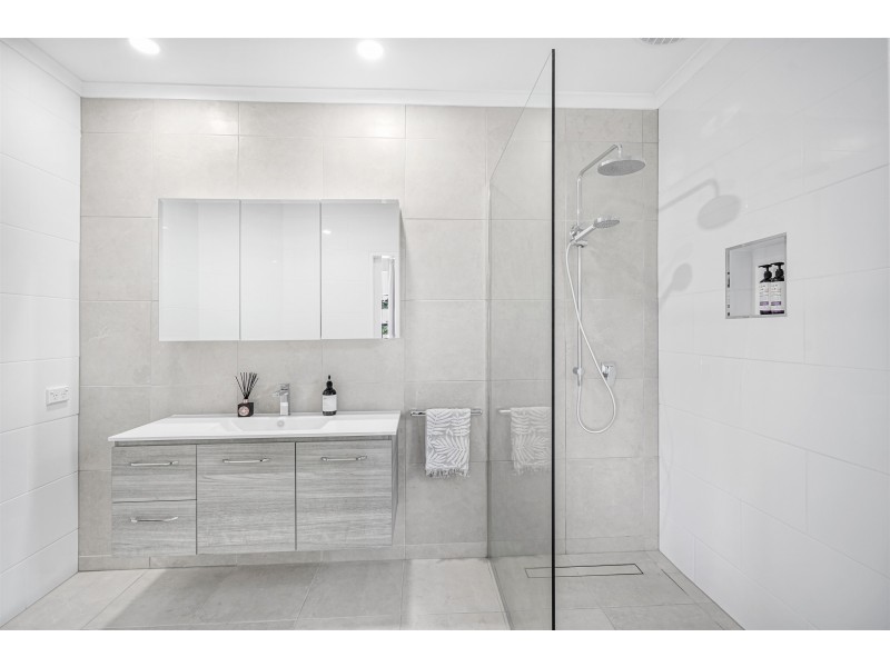 1 Tuffley Close, Kanimbla QLD 4870