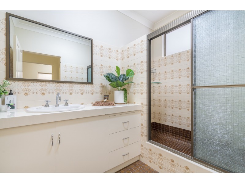 23 Hadrian Avenue, Mooroobool QLD 4870