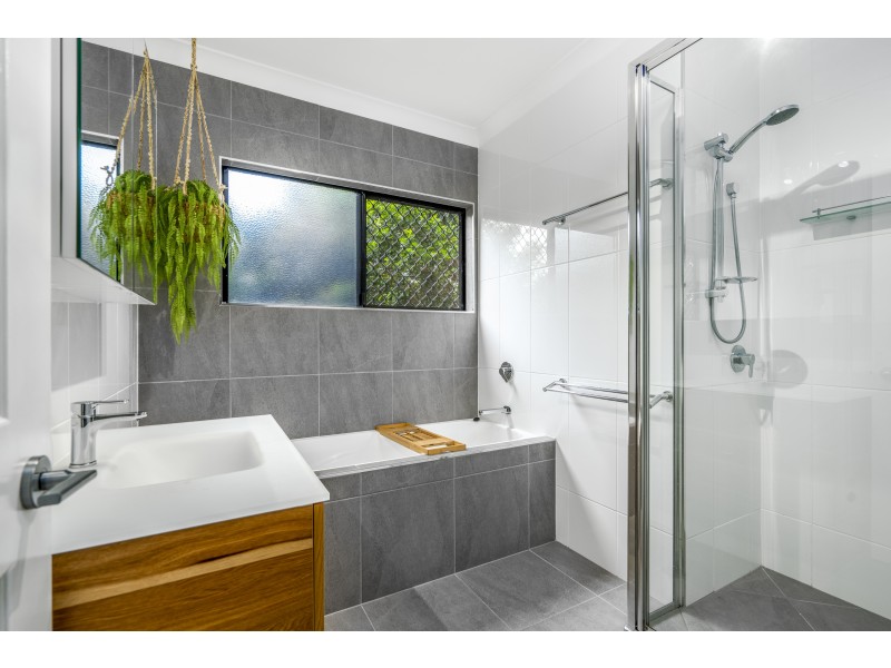 87 Daphne Drive, Redlynch QLD 4870
