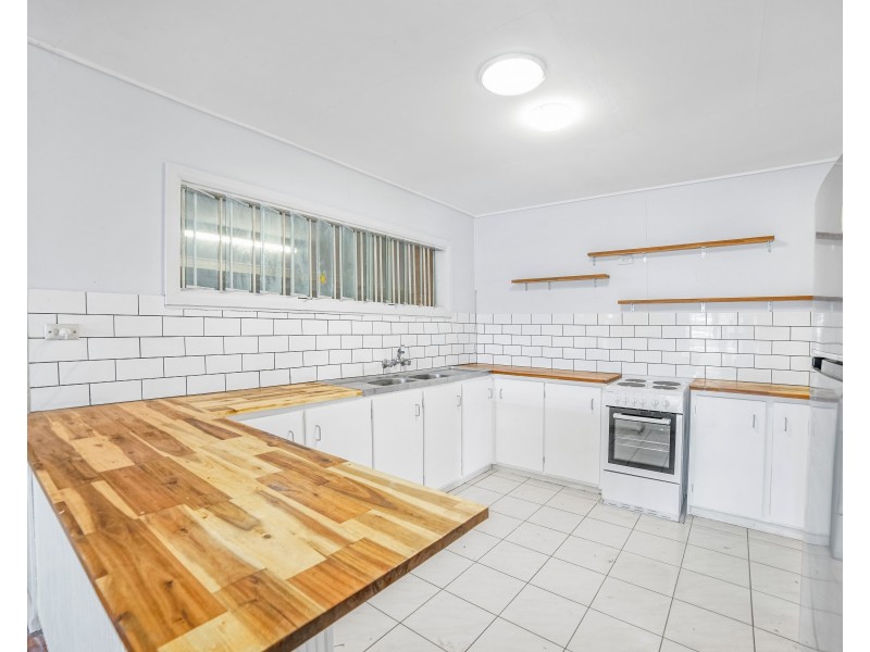 28 Hogan Street, Westcourt QLD 4870