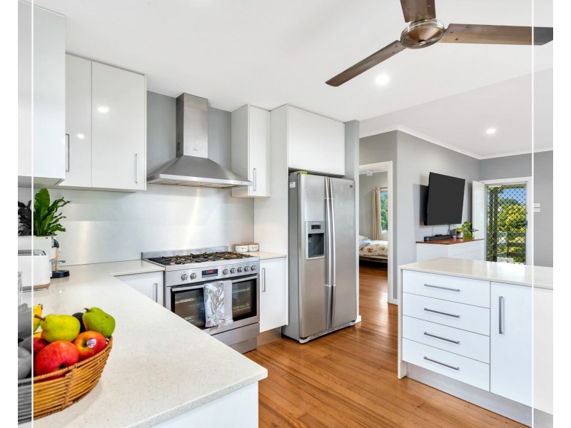 6 Dahlia Close, Mooroobool QLD 4870