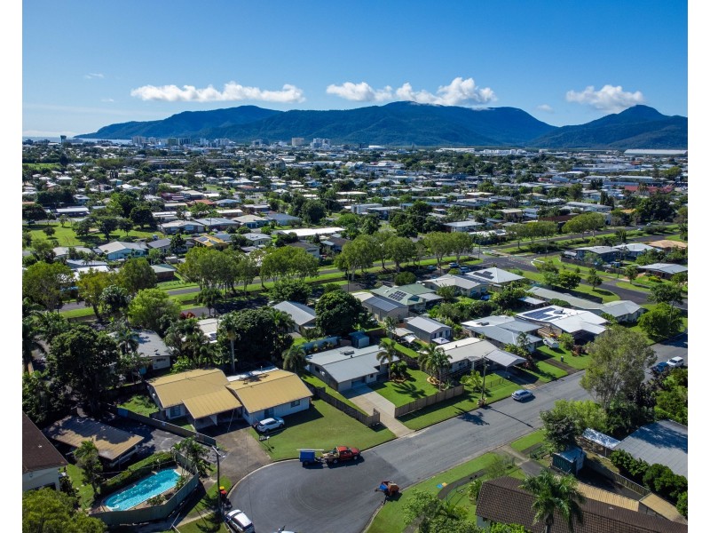5 Vivian Close, Westcourt QLD 4870