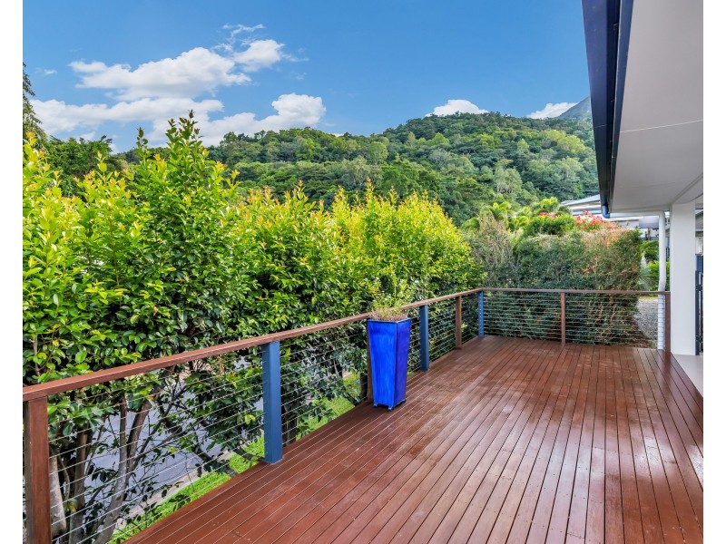 2 Buckinghamia Close, Redlynch QLD 4870