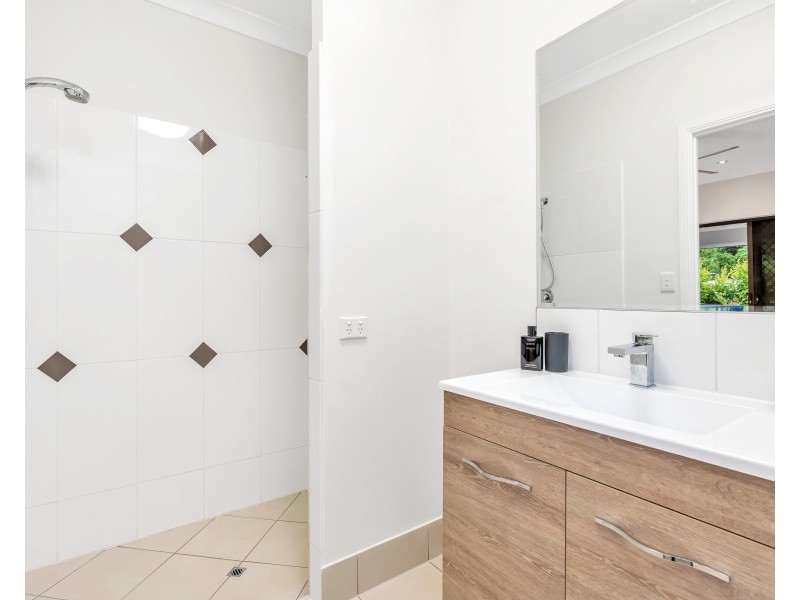 2 Buckinghamia Close, Redlynch QLD 4870
