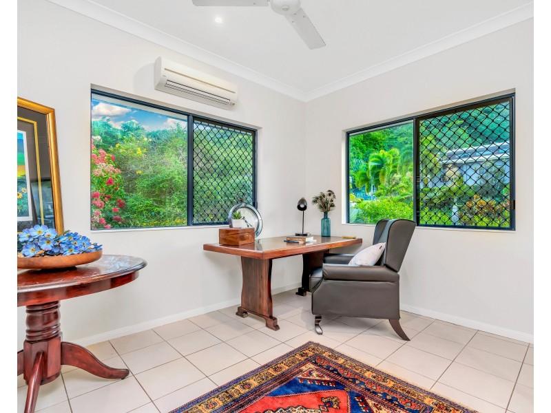 2 Buckinghamia Close, Redlynch QLD 4870