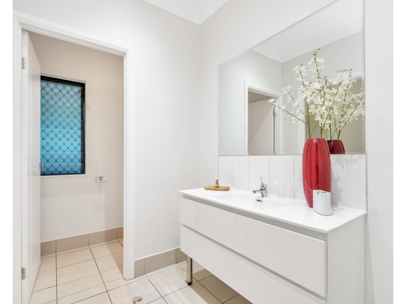 2 Buckinghamia Close, Redlynch QLD 4870