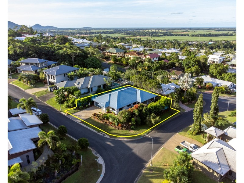 2 Buckinghamia Close, Redlynch QLD 4870