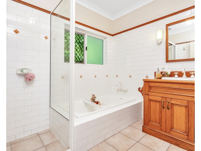 24 Oceanview Place, Mooroobool QLD 4870
