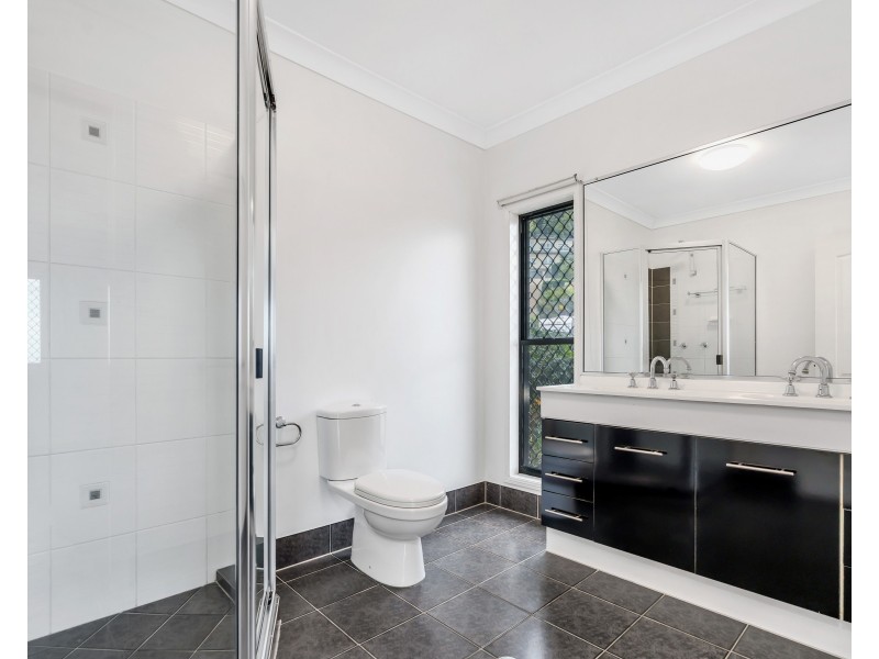 8 Hussar Close, Kanimbla QLD 4870