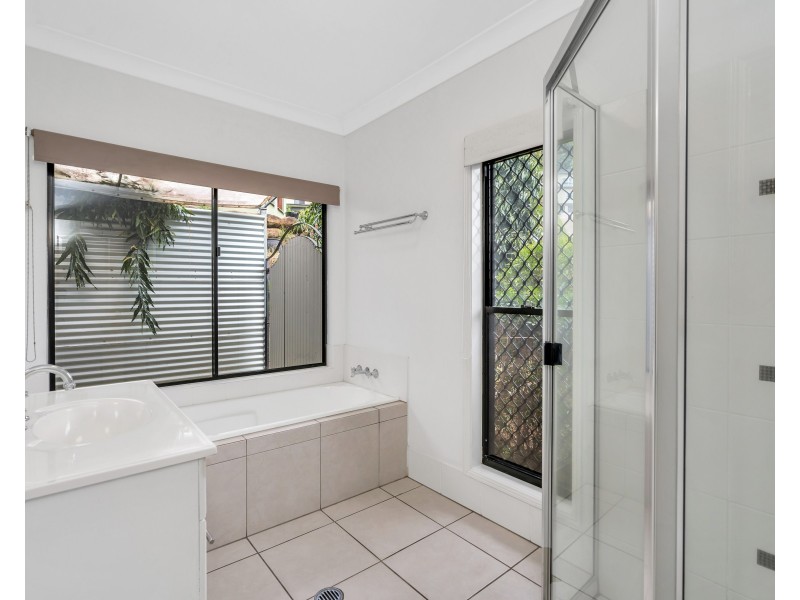 8 Hussar Close, Kanimbla QLD 4870