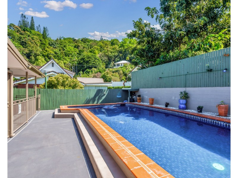 32 Sommerville Crescent, Whitfield QLD 4870