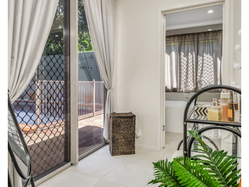 32 Sommerville Crescent, Whitfield QLD 4870