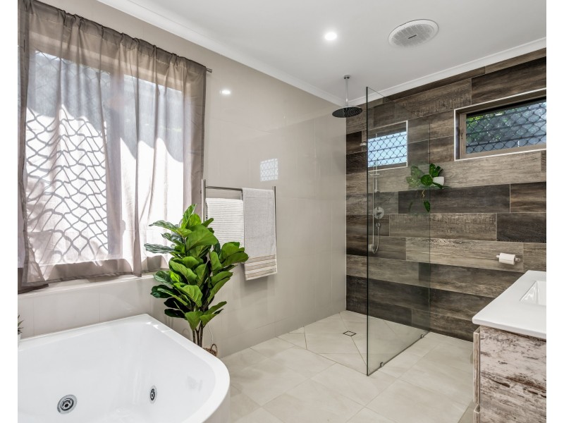 32 Sommerville Crescent, Whitfield QLD 4870