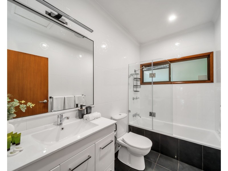 3 Julian Close, Mooroobool QLD 4870