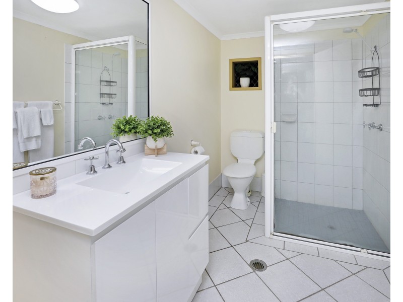 3 Julian Close, Mooroobool QLD 4870