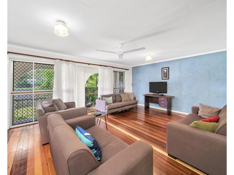 42 Hayward Street, Mooroobool QLD 4870