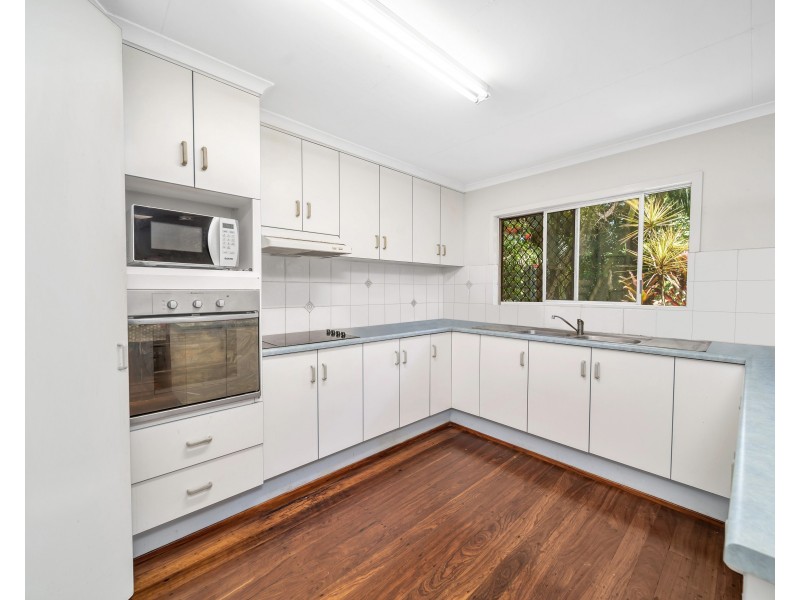 42 Hayward Street, Mooroobool QLD 4870