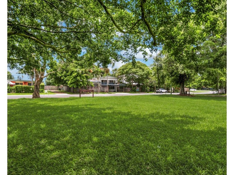 42 Hayward Street, Mooroobool QLD 4870