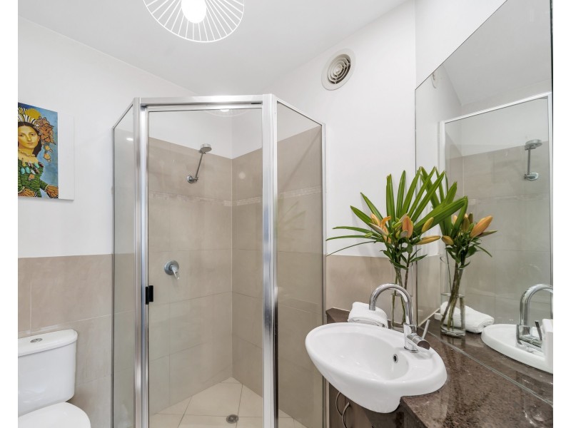 21/351 Lake Street, Cairns North QLD 4870