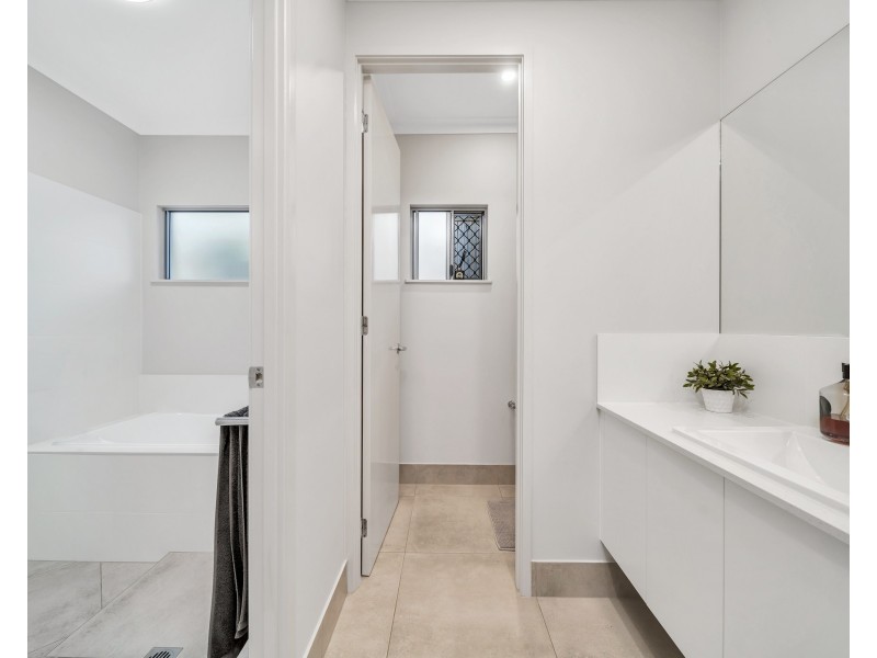 96 Springbrook Avenue, Redlynch QLD 4870