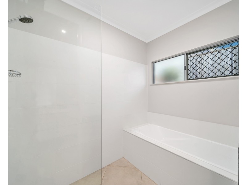 96 Springbrook Avenue, Redlynch QLD 4870