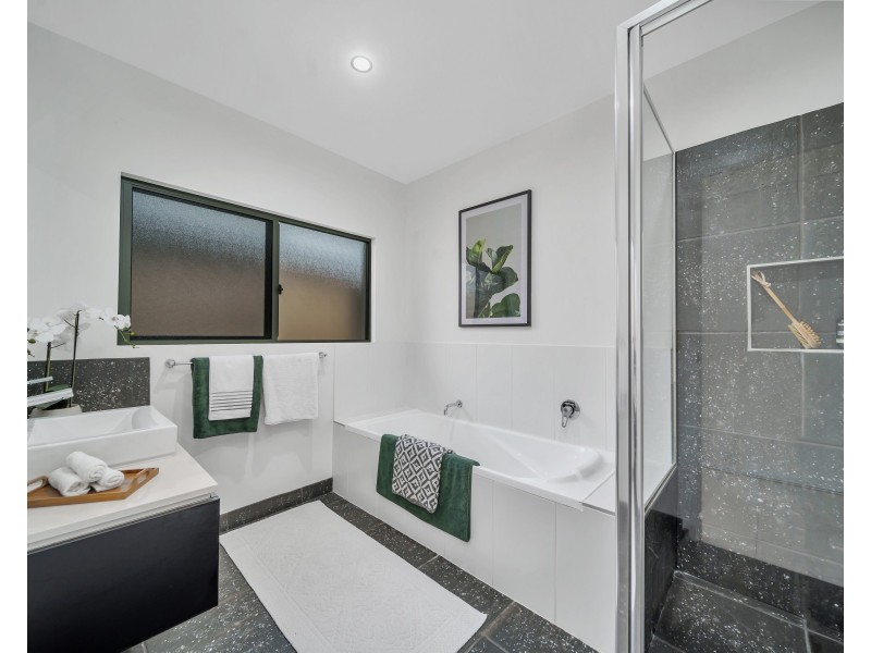 77 McFarlane Drive, Kanimbla QLD 4870