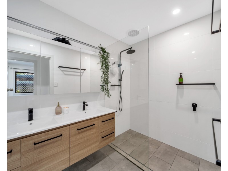 82 Russell Street, Edge Hill QLD 4870