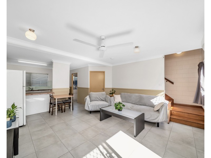 2/11 Rigg Street, Woree QLD 4868