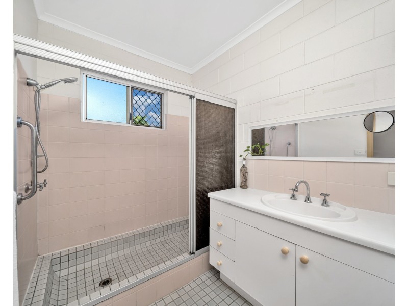 2/11 Rigg Street, Woree QLD 4868