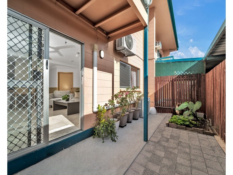 2/11 Rigg Street, Woree QLD 4868