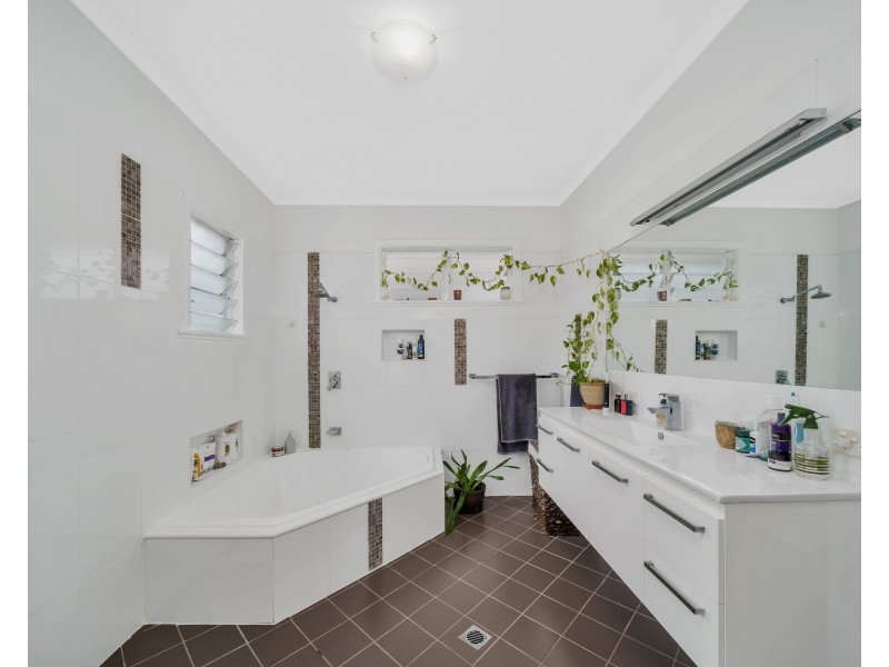 353 McLeod Street, Cairns North QLD 4870