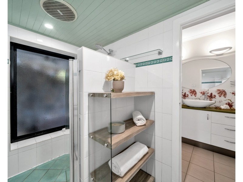 33 Koppen Terrace, Mooroobool QLD 4870