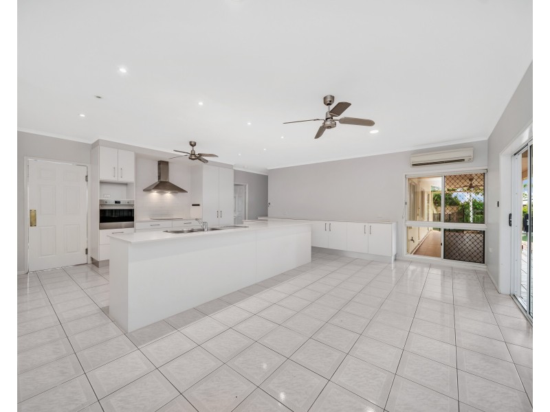 7 Strathmore Court, Mooroobool QLD 4870