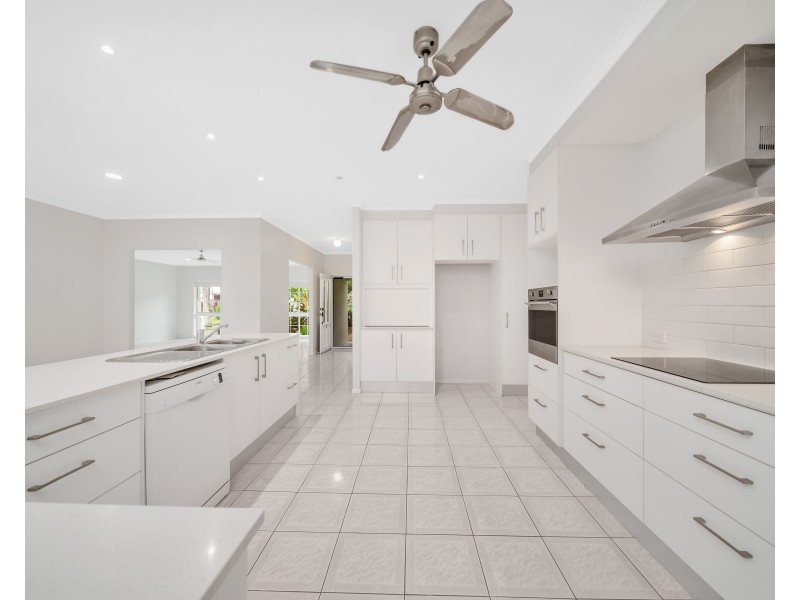 7 Strathmore Court, Mooroobool QLD 4870