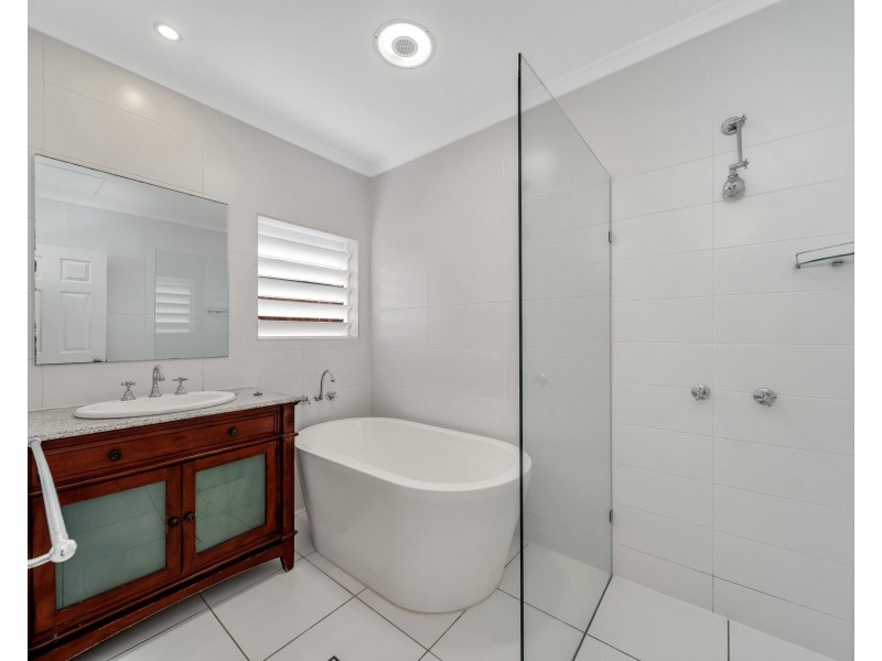 7 Strathmore Court, Mooroobool QLD 4870