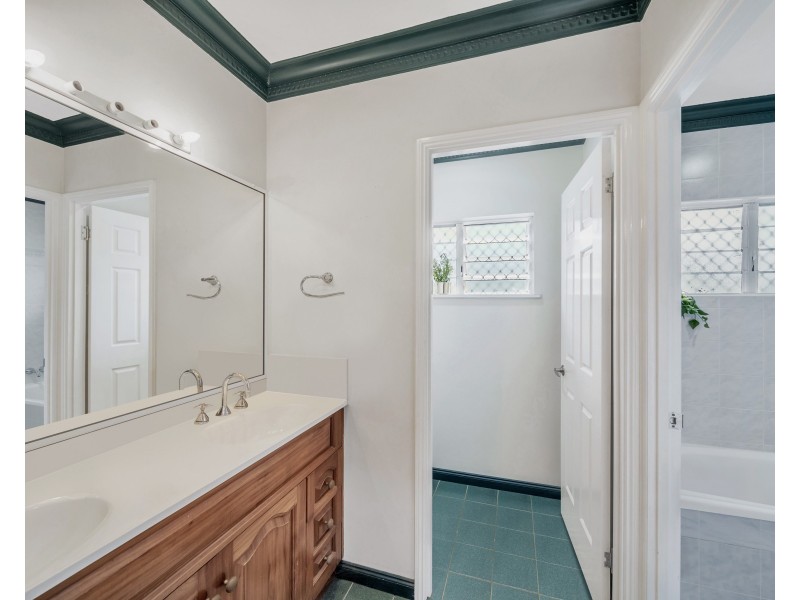 6 Dunbar Street, Mooroobool QLD 4870