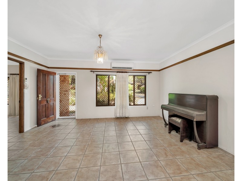 17 Cicero Close, Mooroobool QLD 4870
