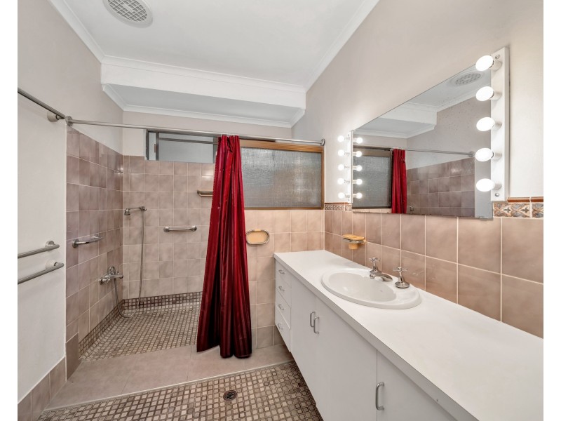 17 Cicero Close, Mooroobool QLD 4870