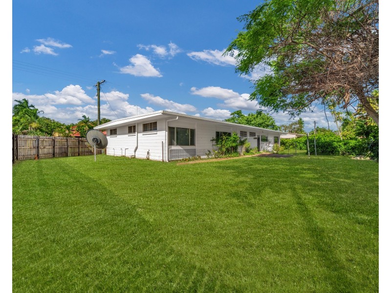 18 Bouganvillea Street, Holloways Beach QLD 4878