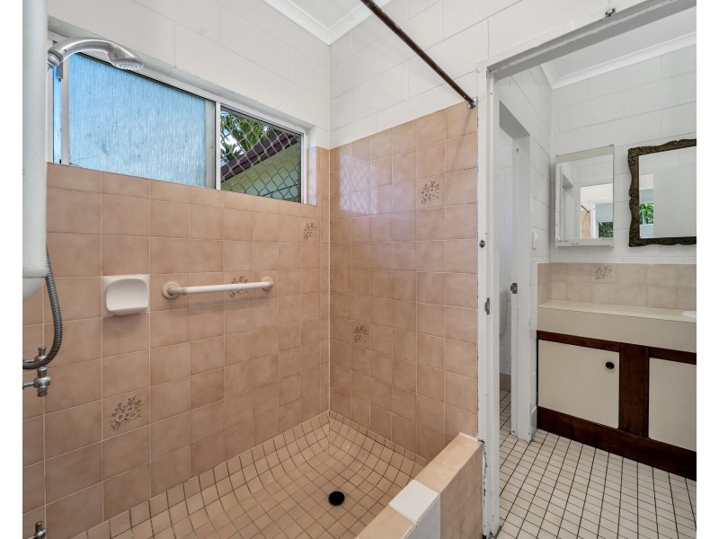 1 Lisa Close, Mooroobool QLD 4870