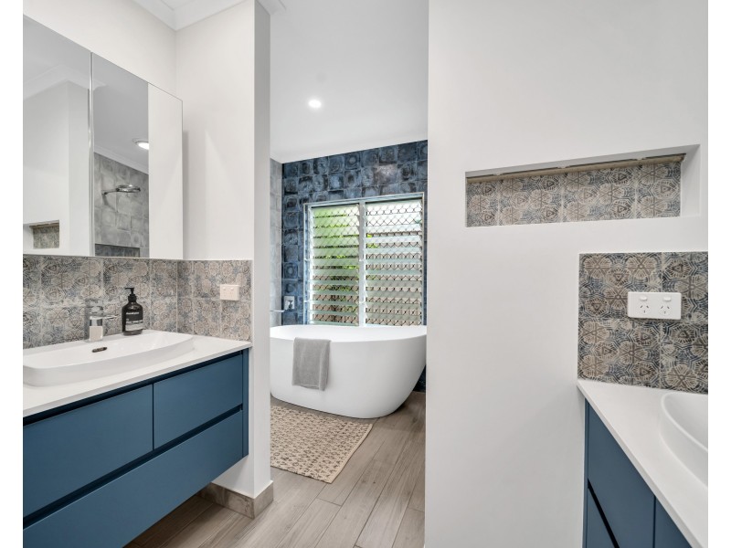 8 Penny Close, Whitfield QLD 4870