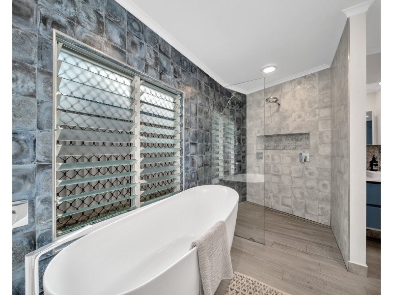 8 Penny Close, Whitfield QLD 4870