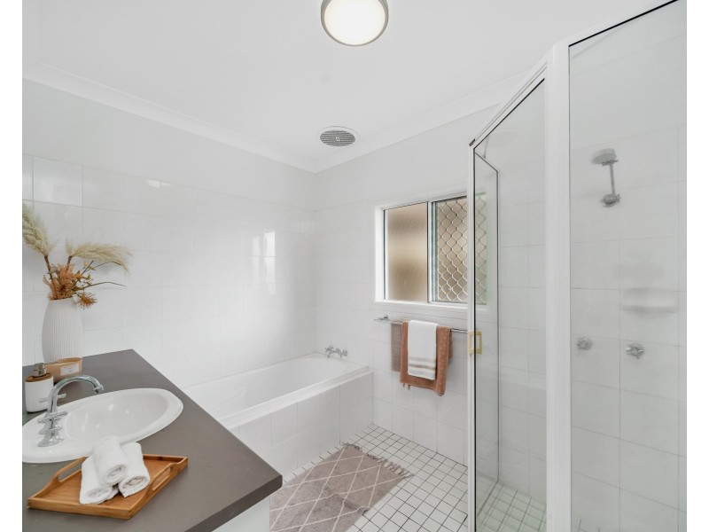 17 Solomon Place, Mooroobool QLD 4870