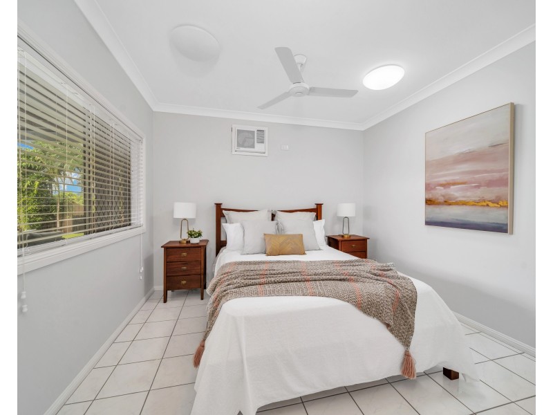 17 Solomon Place, Mooroobool QLD 4870