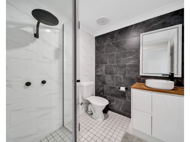 17 Solomon Place, Mooroobool QLD 4870