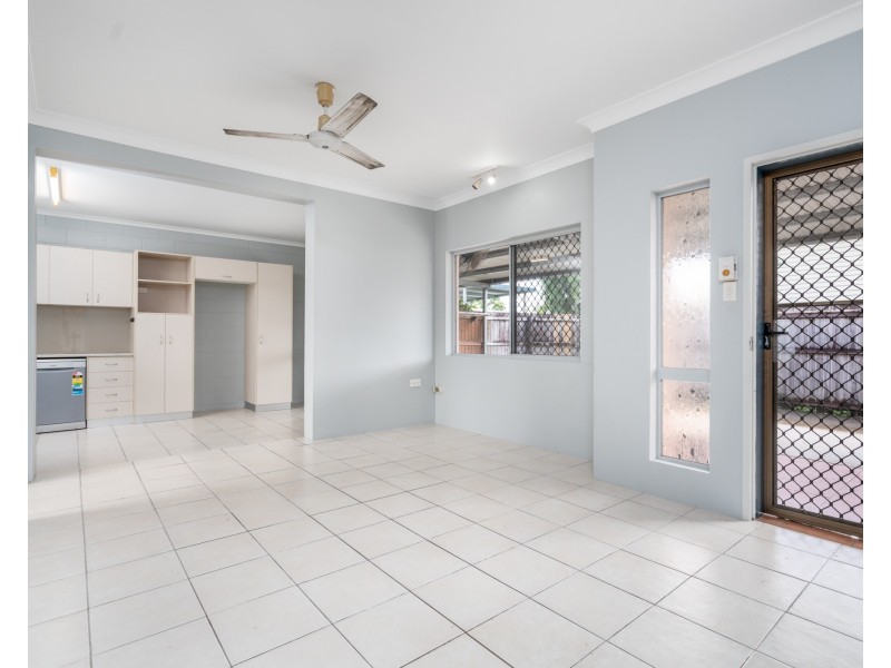 1/16 Smart Street, Mooroobool QLD 4870