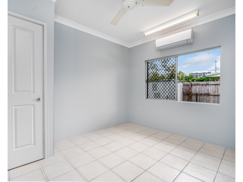 1/16 Smart Street, Mooroobool QLD 4870