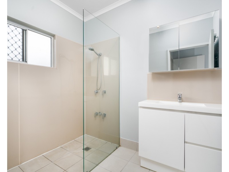 1/16 Smart Street, Mooroobool QLD 4870